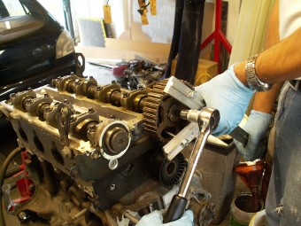 Ford 2.0L DOHC cylinder head installation