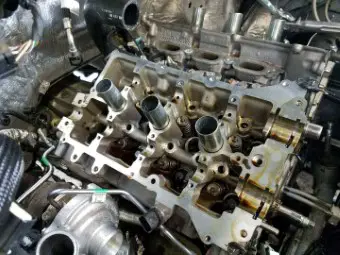 Ford 2.7L DOHC cylinder head installation