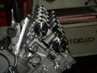 Ford 5.0L cylinder head installation
